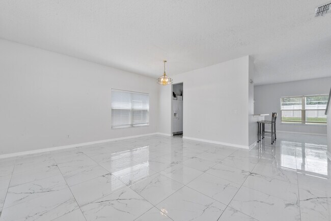 Photo - 746 Lockbreeze Dr