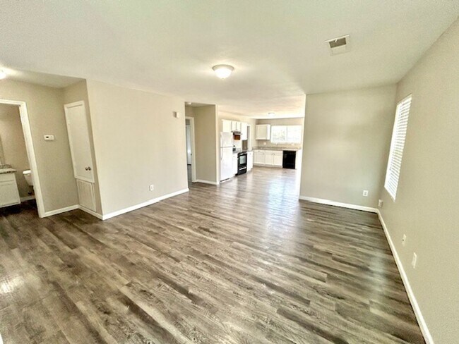 228 Dormont Dr NE
