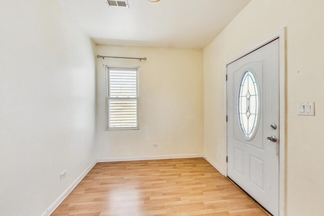 Photo - 1844 N Mozart St Unidad 2