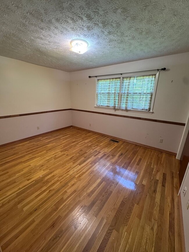 Photo - 330 Heards Ln