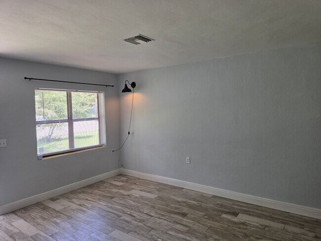 Photo - 2205 S Park Ave Unidad 1/2