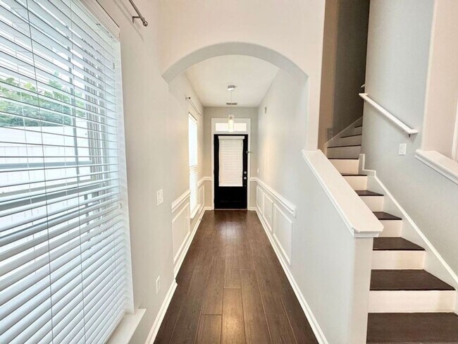 Photo - Located in the heart of Richmond Hill this...