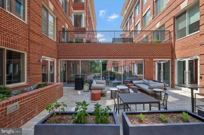Building Photo - 635 Slaters Ln Unit 305 Rental