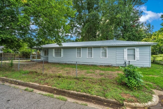 Photo - RARE 4BR Bessemer Beauty – Huge Space, Modern Updates & Low Move-In Costs!