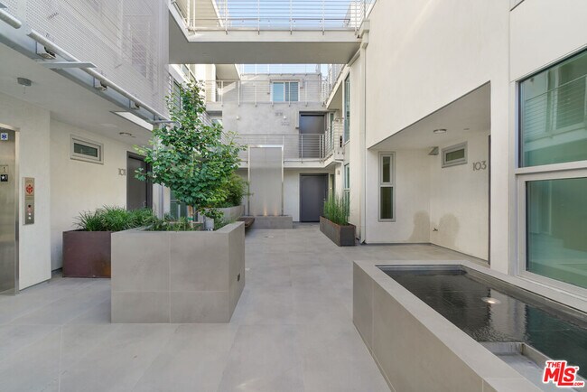 Building Photo - 8210 Fountain Ave Unit 203