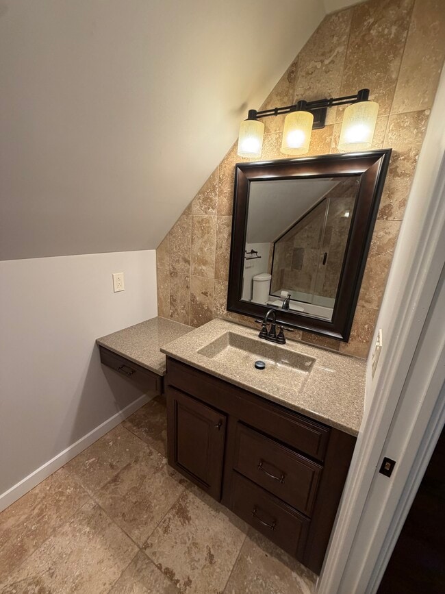 Baño del pasillo - 704 Briarwood Ter