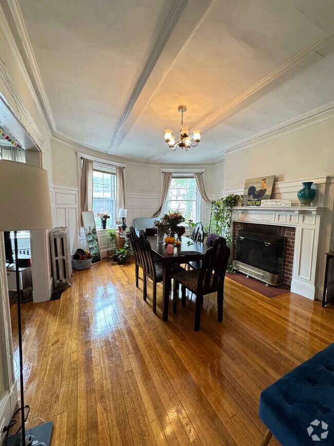 Building Photo - 104 Strathmore Rd Unit 1 Rental