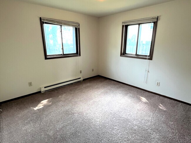 Bedroom - 914-16 N Oak St