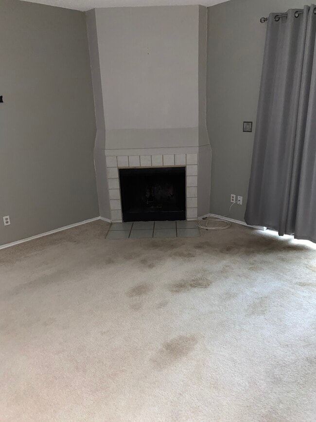 Quema de leña, leña suministrada - 11815 Vance Jackson Rd Unidad 3301