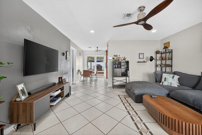 Photo - 6640 Douglas St