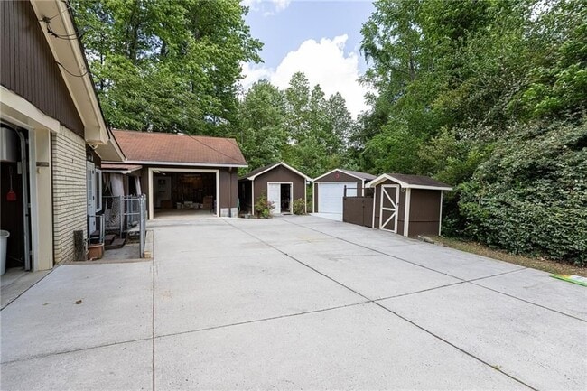 Photo - 472 Edwards Ct NW
