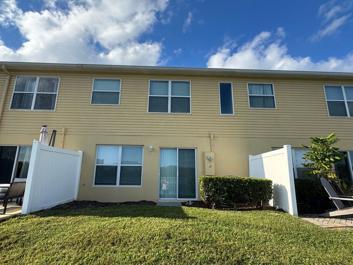 Photo - Lake View! 3bed/2.5bath Townhome in Sanfor...