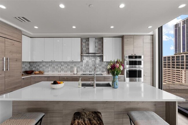 301 1st St S Unit 1103