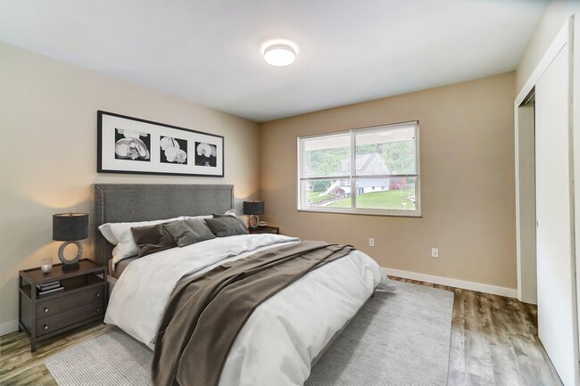 TownHouse Bedroom - Oaks of Newport Apartments