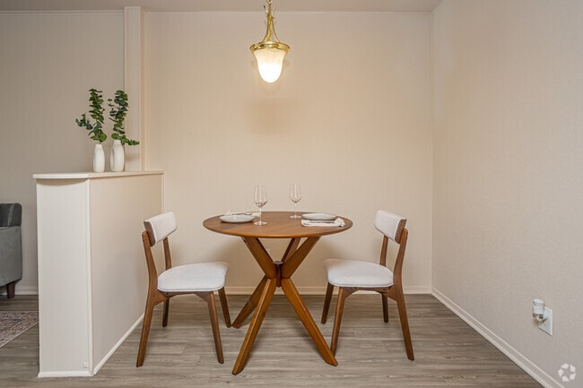 1BR, 1BA - 685-700SF