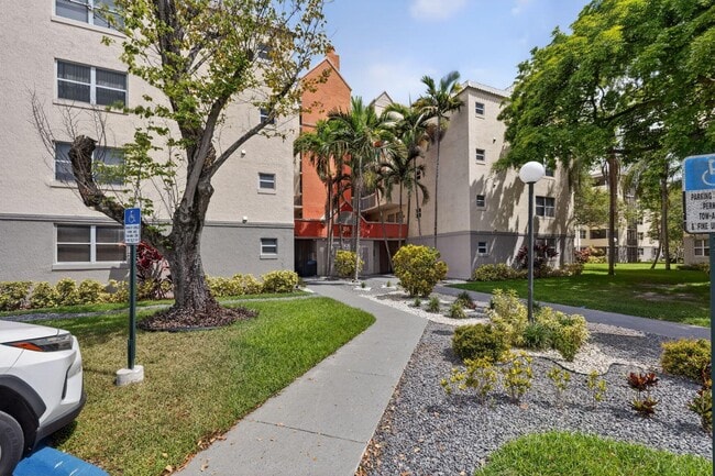 Building Photo - 8363 Lake Dr Unit 308