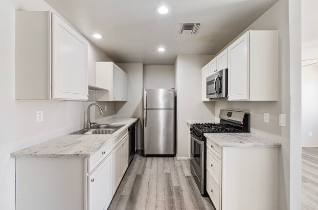 Building Photo - Recent Remodel on Lee Street!