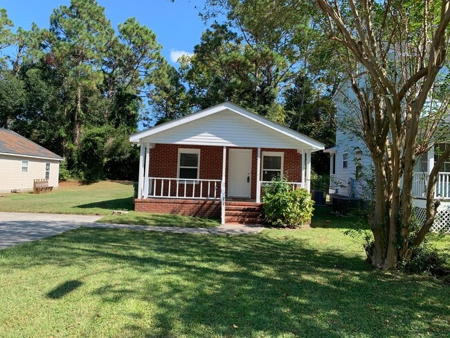 Building Photo - $500 OFF 1ST MONTH'S RENT! LAWNCARE INCLUD...