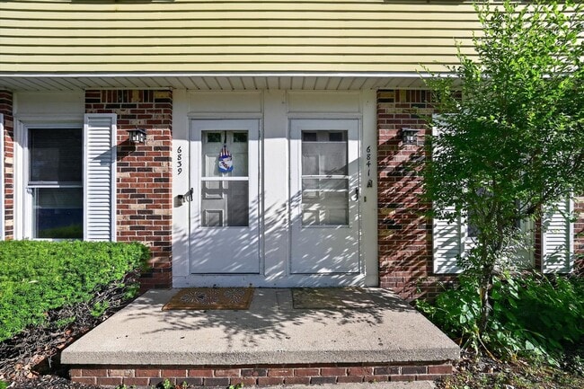 Photo - 6839-6841 Woodlake Unit 6841