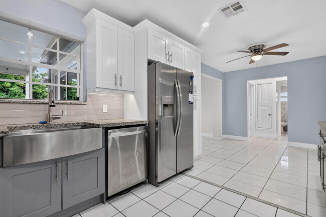 Photo - 2707 Bahama Dr