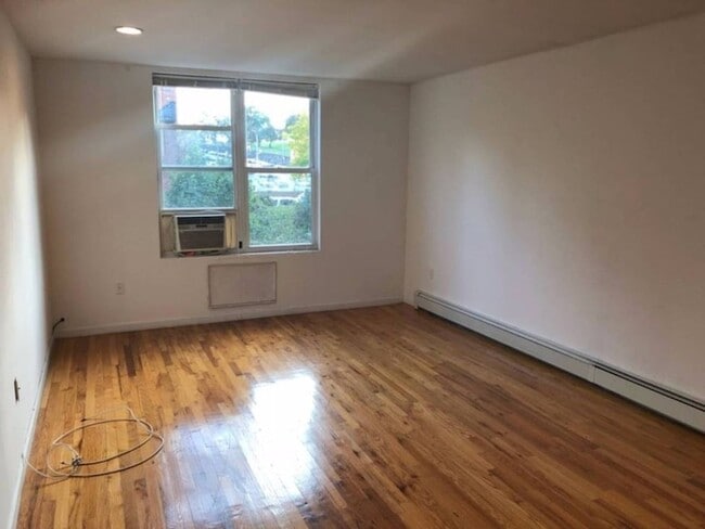 Photo - 43-10 58th St