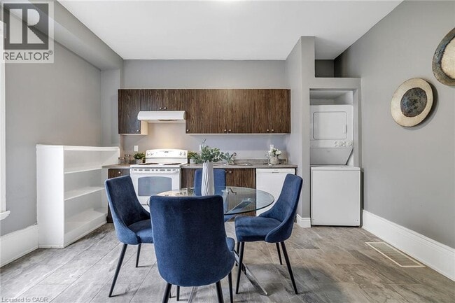 Photo - 174 William St