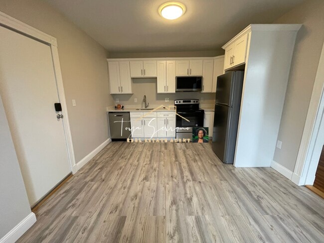 Building Photo - 54 Alpha Rd Unit 2