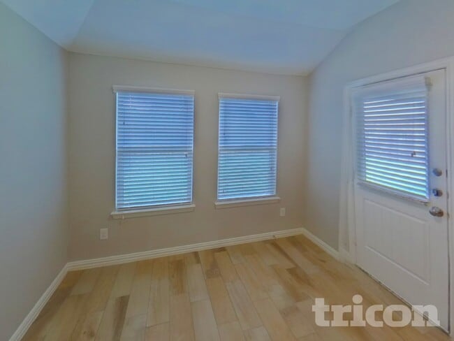 Photo - 810 Silverbell St