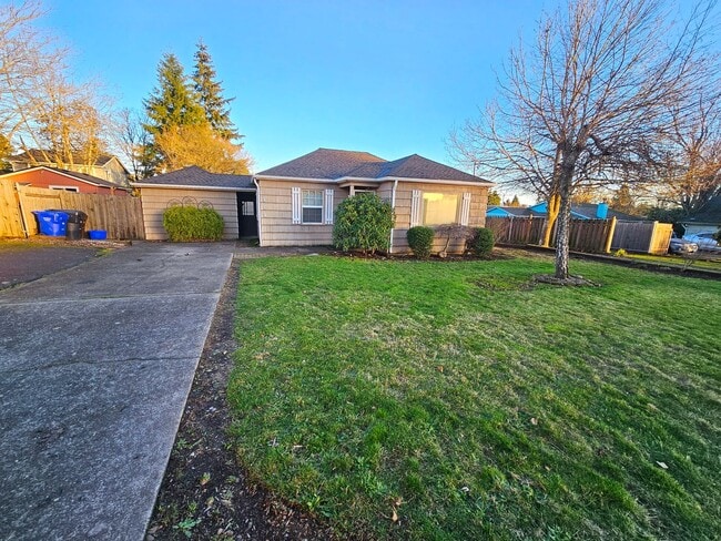 Building Photo - 2 Bedroom, 1 Bath House in Oregon City