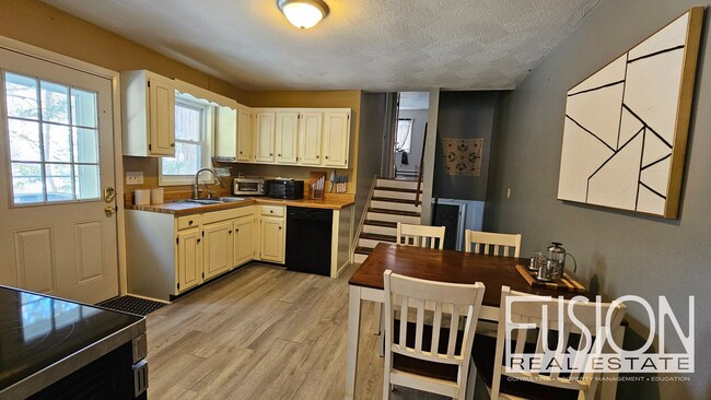 Building Photo - 140-142 Pine St Unit B