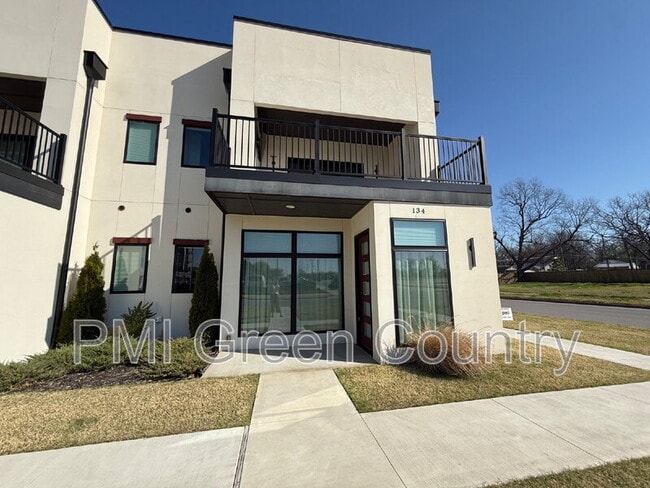 Photo - 134 E Elgin St