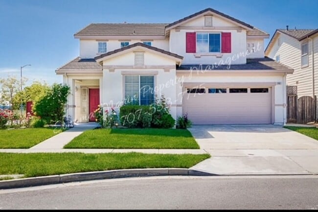 Building Photo - 4 Bedroom Home Corner Lot ~ 1 bedroom on 1st evel ~ 3 Full Bathrooms