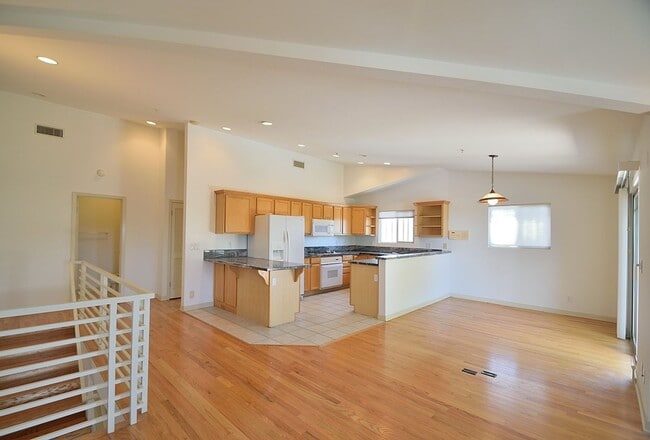Photo - 3 Bedroom Contemporary Town Home Adjacent to Polliwog Park
