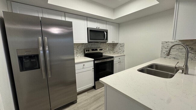 Building Photo - Beautifully Renovated 3-Bed, 2-Bath Townhome