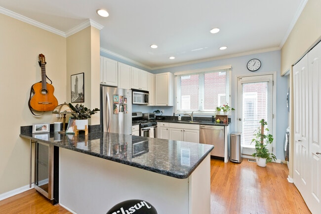 Photo - 1827 W Oakdale Ave Condo Unit #  D