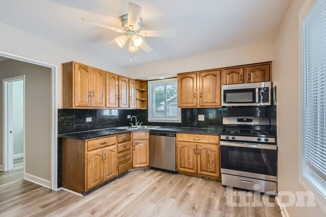 Photo - 612 W James St