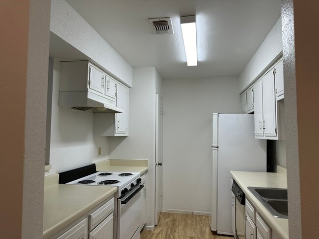 Building Photo - 10555 Turtlewood Ct Unit 613
