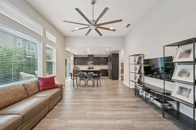 Photo - 816 Wellington Pl