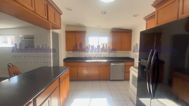 Building Photo - Spacious 3BR/2BA Home for Rent in Prime Na...
