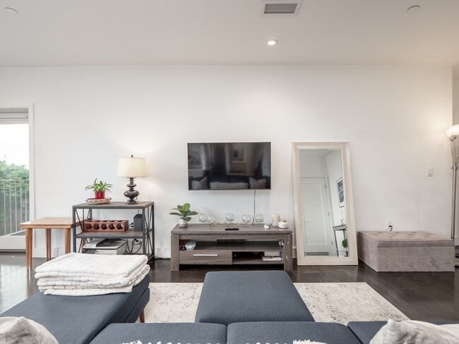 Building Photo - 2 W Sixth St Unit 306