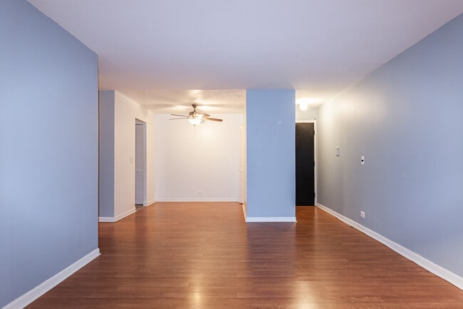 Building Photo - 3723 N Pine Grove Ave Unit E3