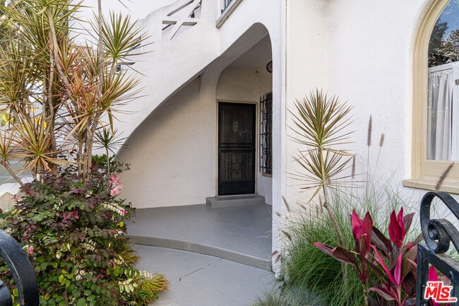 1211 S Hayworth Ave