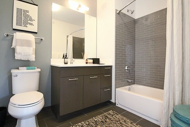 Photo - 613 N Wells St