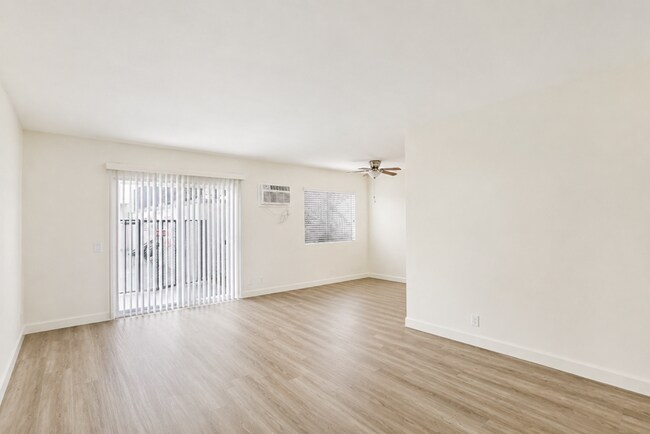 Photo - 5931 Reseda Blvd