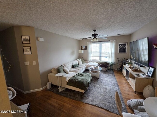 Photo - 104 Des Moines Ct