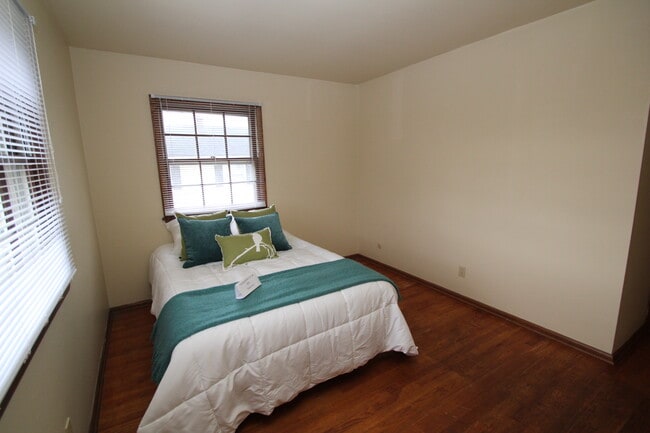 Bedroom - 8900-8916 W Howard Ave