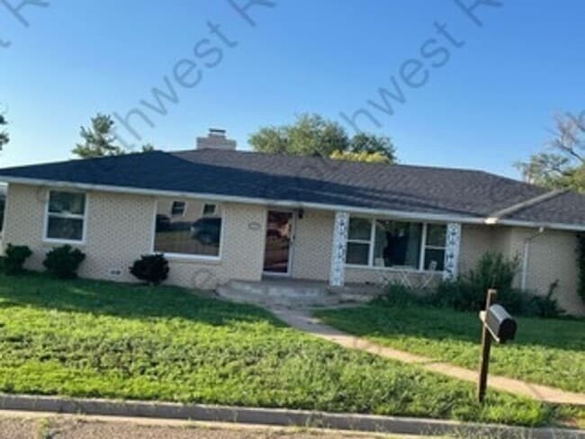 Building Photo - Beautiful 3 bedroom 2 bath brick home