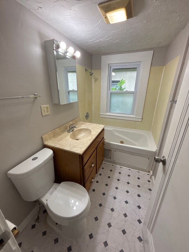 Photo - Beautiful 3 bedrrom 1 bathroom House in Minneapolis!