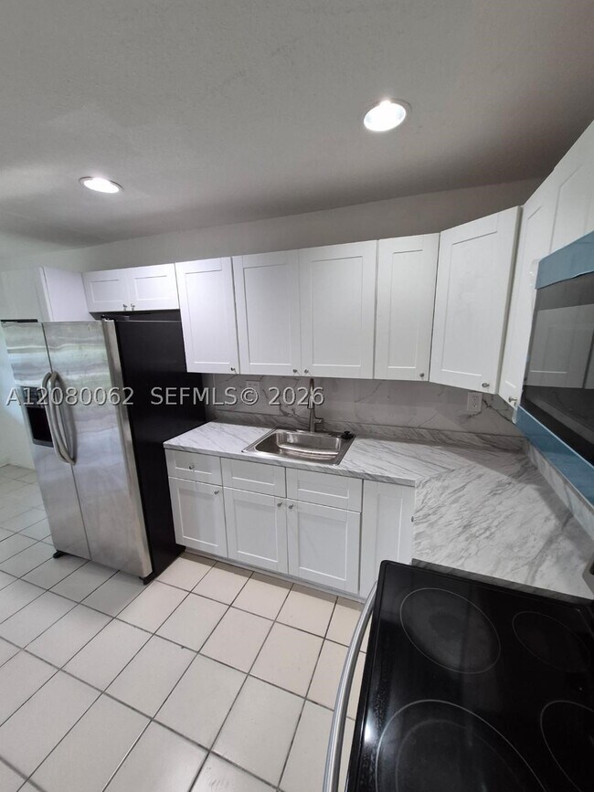 Photo - 874 SW 9th St