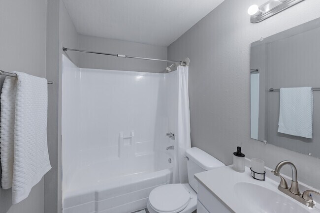 2BR, 1BA - 743SF - Bathroom
